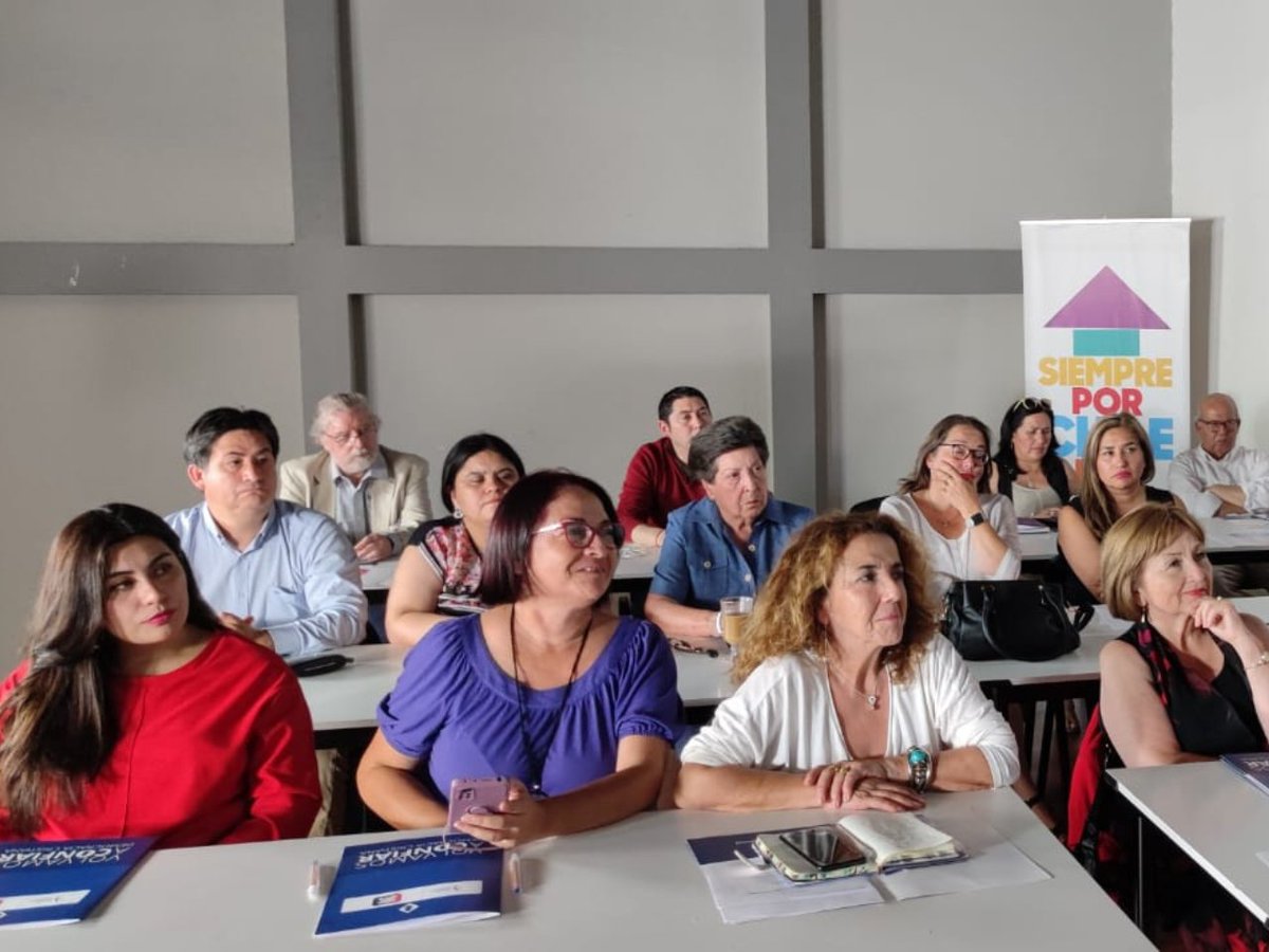 PDC_Chile's tweet photo. Hoy nos #ENCONTRAMOS con nuestros candidatos y candidatas para capacitar y coordinar sus campañas al Consejo Constitucional.
Vamos todas y todos juntos a escribir la Constitución de los acuerdos. https://t.co/gPw3K7MHGj