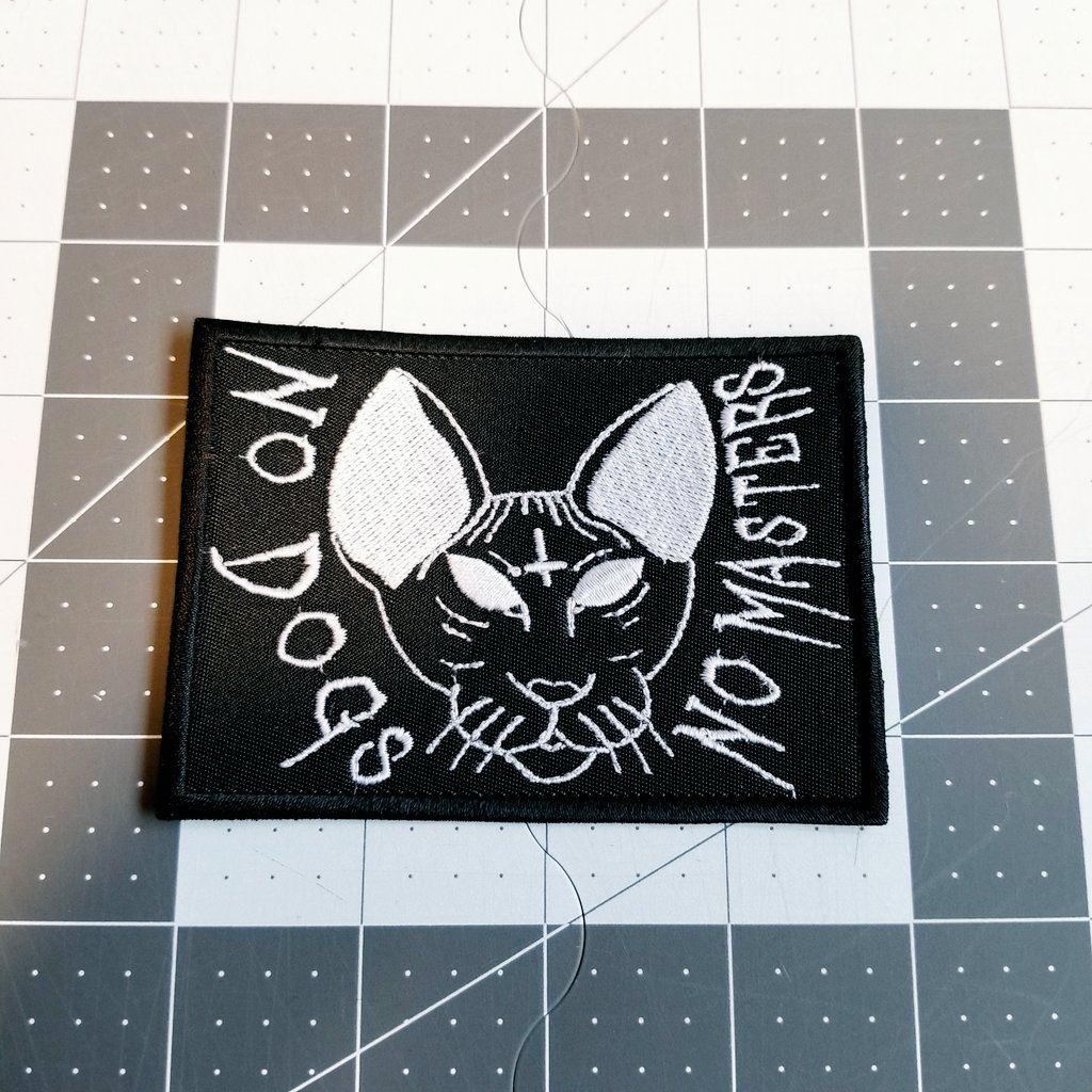 ThreadByDawn's tweet photo. No Dogs, No Masters patch

Original art: Burning Lines 
Patch design: me

#patchshop #patch #patchesandpins #nogodsnomasters #catsofinstagram #catlife #catsareevil #embroideredpatch #patchwhore #catart https://t.co/R3kOOG4X0l