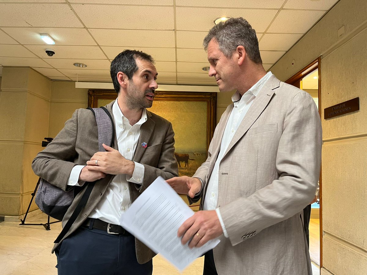 MTTChile's tweet photo. #AgendaMTT: ministros @JuanCaMunozA y @nico_grau  ingresan indicaciones al proyecto de ley que reimpulsa el cabotaje marítimo y que se enmarca dentro de la Agenda de Productividad del Ejecutivo para potenciar la competitividad en el sector https://t.co/MaoPWUCvWh