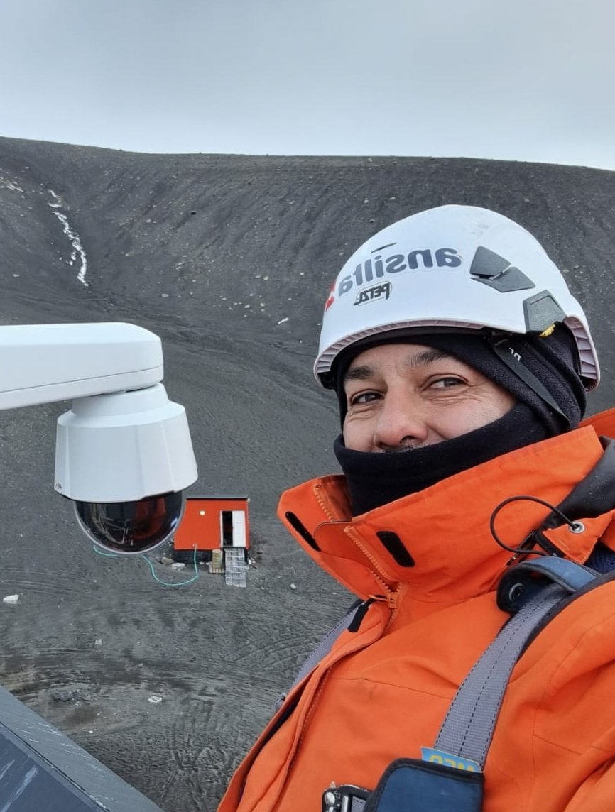 MPanicciaok's tweet photo. Hoy el equipo de #Oavv #optic_nqn instalaron equipos de video para monitoreo visual del comportamiento del #volcanisladecepcion, https://t.co/pozIuoelnm