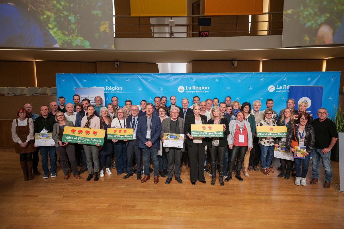 🌸 Cérémonie de remise du Label Cadre de vie  <a href="/VVFleuris/">Villes et Villages Fleuris</a>  – Palmarès 2022 en <a href="/auvergnerhalpes/">Auvergne-Rhône-Alpes</a>  Près de 300 personnes accueillies aujourd'hui à l’hôtel de Région pour mettre à l’honneur 20 communes  lauréates avec <a href="/Pannekouckefabr/">Fabrice Pannekoucke</a>  <a href="/SylvieFayolle42/">Sylvie Fayolle</a> et <a href="/duvand_florence/">Florence Duvand</a>