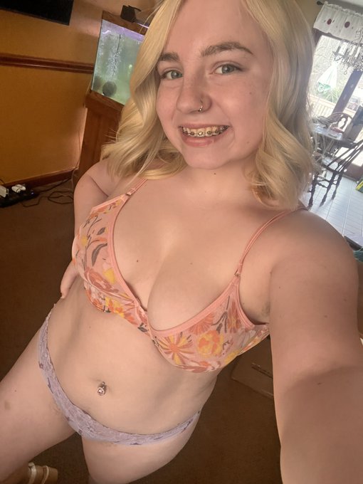 Watch Luna Bright🎈's leaked NSFW photo on TwXstars