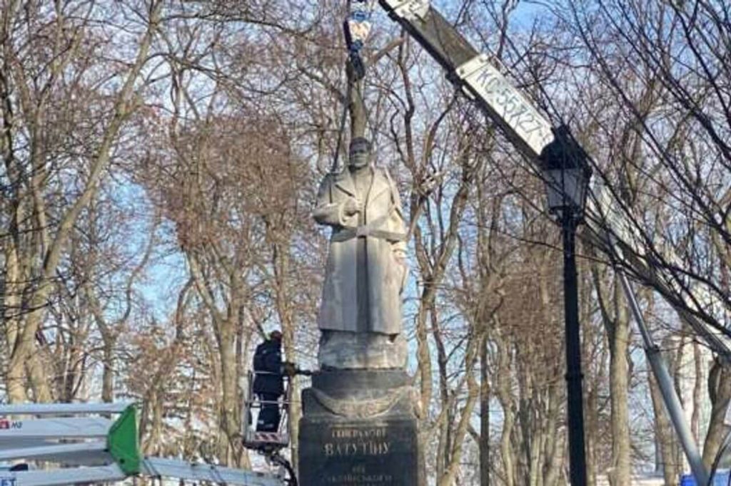 Delphi2015's tweet image. Ukrainian government spends millions on monuments and streets to honor Nazi collaborators and neofascists - defenddemocracy.press/ukrainian-gove…