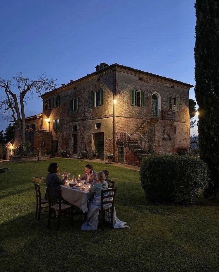 romance_society's tweet photo. nos vamos este verano a un pueblecito perdido de la toscana donde todas las noches podamos romantizar nuestras vidas haciendo cenas con velas en el jardín?????

enviar https://t.co/buLb0gyc9a