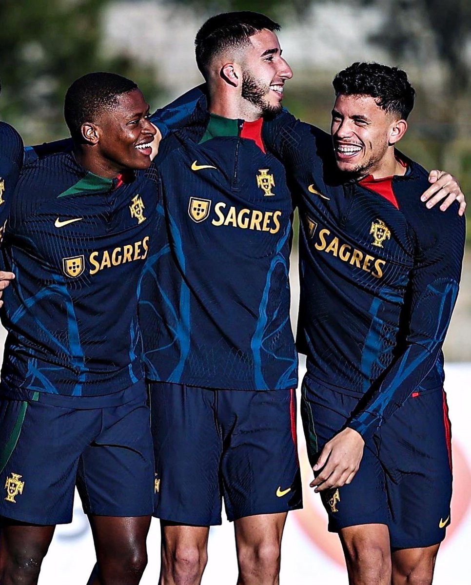 Sporting_CPAdep's tweet photo. ⚠️ Conteúdo sensível 🥺💚

Nuno Mendes, Inácio e Matheus Nunes.

Três campeões nacionais, três leões, agora juntos no patamar mais alto de Seleções 🇵🇹 https://t.co/THYfOsqyHY