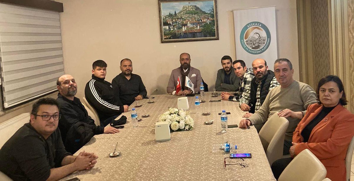 Mart ayı Beşkaza Kültür ve Dayanışma Platformu buluşmamızı gerçekleştirdik.
Bilgilendirdik, Bilgilendik, Yerli ve Boylu olan herkes ve her şey konumuz konumumuzdur…
Kültürümüzün şemsiyesinde herkese yer var.
Dip Not: “Lise Beşkaza” yolda