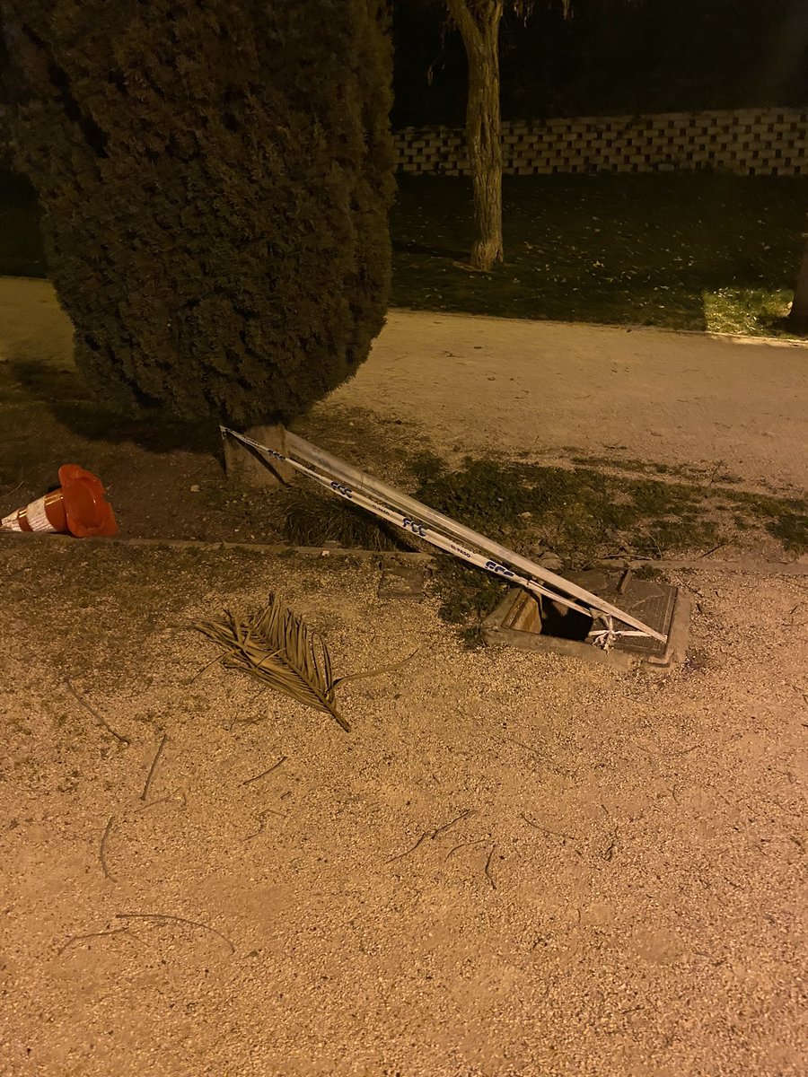 ichemaarce's tweet photo. Tal vez dentro de otros 6 meses nos arreglen la tapa del parque Paris. Después nos llevamos las manos a la cabeza cuando ocurre algo. Oído @jdelauz @Ayto_Las_Rozas https://t.co/tb2W2JHBzh