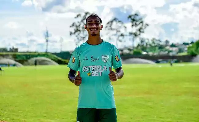 gerinha_lobo's tweet photo. [THREAD] Destaque da seleção de base e interesse do Barcelona: conheça Arthur, lateral-direito do América-MG e uma das surpresas de Ramon Menezes na primeira convocação da Seleção Brasileira pós-Copa do Mundo 🇧🇷

Segue o fio! 🧶 https://t.co/kXzGBLqwFQ