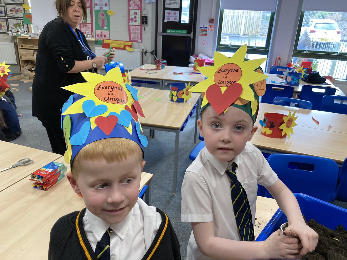 Gourockpr's tweet photo. Primary 1 made little hats and decorated with their favourite shapes and colours. They drew on their favourite things / things that made them unique. #everyoneisunique #WDSD2023 🌈🌻💛 https://t.co/rtrXxrrsrQ