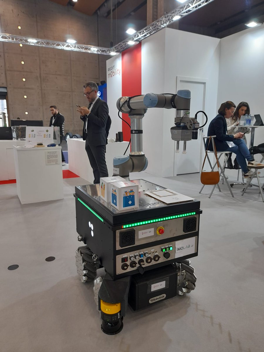 AIDIMME's tweet photo. Presentacion de nuestro AGV con brazo robot colaborativo mediante infraestructuras malladas de comunicación para asistencia a la movilidad reducida y urbana en #REDITMobility
#iMOLAB
#movilidadsostenible
@GVAivace
@Redit_es https://t.co/hDabDb87FM
