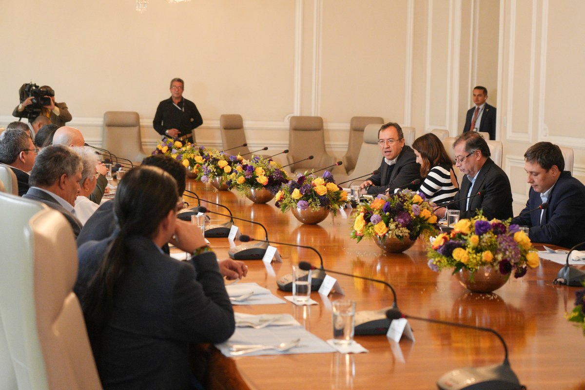 kienyke's tweet photo. #AEstaHora finaliza la reunión entre el presidente @petrogustavo y la bancada del partido @ComunesCoL. Un espacio en el que los ex integrantes de las FARC expresaron sus preocupaciones frente al cumplimiento de los acuerdos de paz firmados en 2016 https://t.co/NYwDx9FO7u