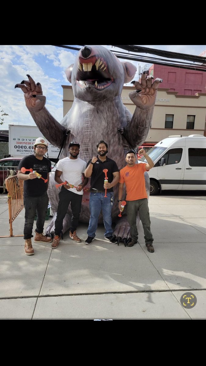 MeanGreenGirlss's tweet image. Local 79 some really cool guys and a really giant rat 😆😆😆👏🏾👏🏾😀😀#Local79