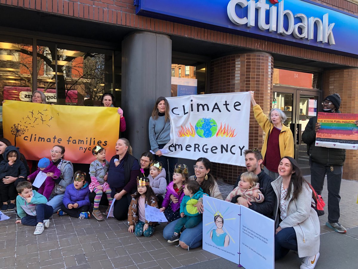 🚨Just now: Magical🪄 story time📖 & sing along🎶 outside @Citi in solidarity w/ @ThirdActOrg (Babies & Boomers unite!) to #StopDirtyBanks. Citi is the top US funder of coal, so we asked CEO Jane Fraser to listen to our kids- and science- & stop funding fossil fuels.