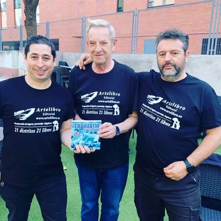jnicoferrando's tweet photo. Celebrando la nueva edición del libro "Chamartín 75 años en Madrid". Falta muy poco para completar la colección de los #21distritos de #Madrid de #Artelibro. Lo nuestro es la #cultura y los #libros. https://t.co/F9hxku887b
