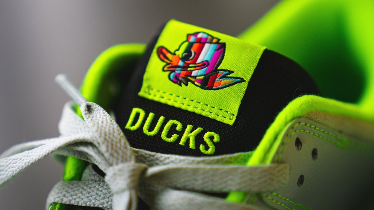 GoDucks's tweet photo. Lace 'em.

Presenting the @Nike Oregon Dunk Low. #GoDucks https://t.co/7S2ZZGJRJd