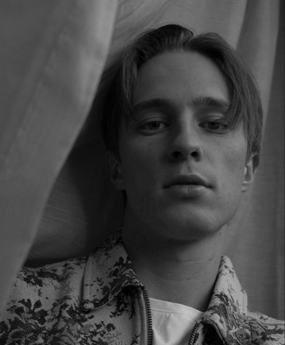luvix28's tweet photo. let that hit the right audience🤓  it’s totally not perfect but i like it  AND DAMN DREW STARKEY!!!  #OuterBanks  @obxnetflix https://t.co/UxUWLPMHJX
