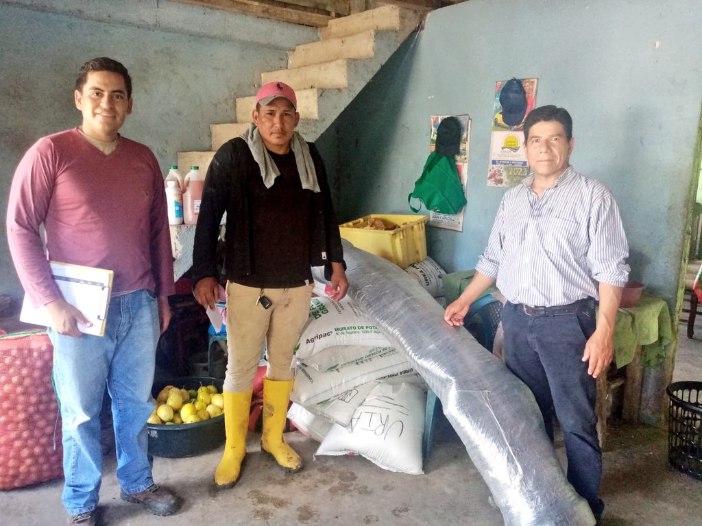#ElOro | Entregamos insumos agropecuarios y materiales para la implementación de parcela demostrativa del método ecológico arroz-pato, bajo el trabajo en conjunto entre  <a href="/GrupoSocialFEPP/">FEPP</a> y <a href="/AgriculturaEc/">Agricultura, Ganadería y Pesca Ecuador 🇪🇨</a>, en la parroquia la cuca del cantón #Arenillas 
#TrabajamosPorElAgro👩‍🌾👨‍🌾🦢