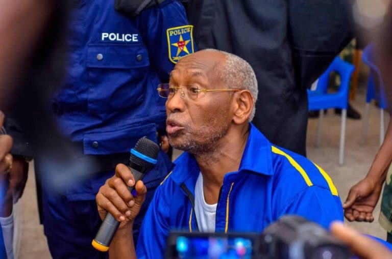 Déclaration des mouvements citoyens en faveur du député #Mungachuchu,
<a href="/luchaRDC/">LUCHA 🇨🇩</a> dit ne pas être concernée par cette synergie des mvtmt qui demande sa liberté provisoire. “Elle ne souscrit pas à cette logique. Elle rendra public sa position dans les jours qui suivent.” M <a href="/matumo_b/">Bienvenu Matumo</a>