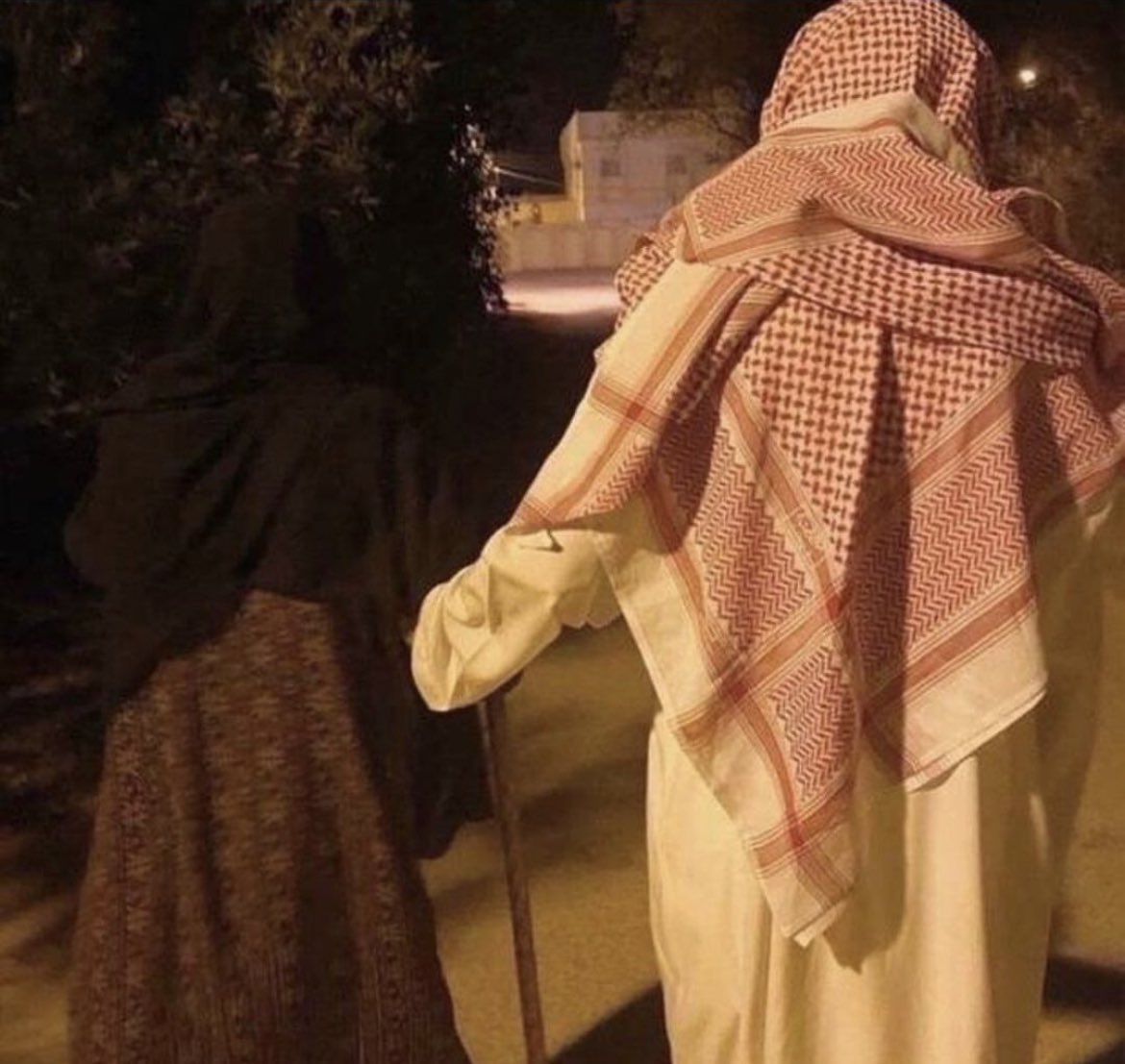 لا تتسّألين الطريق لوين ماخذنا …
      هاتي يديكِ في يّدي وأمشي ؏ مهلك ✨