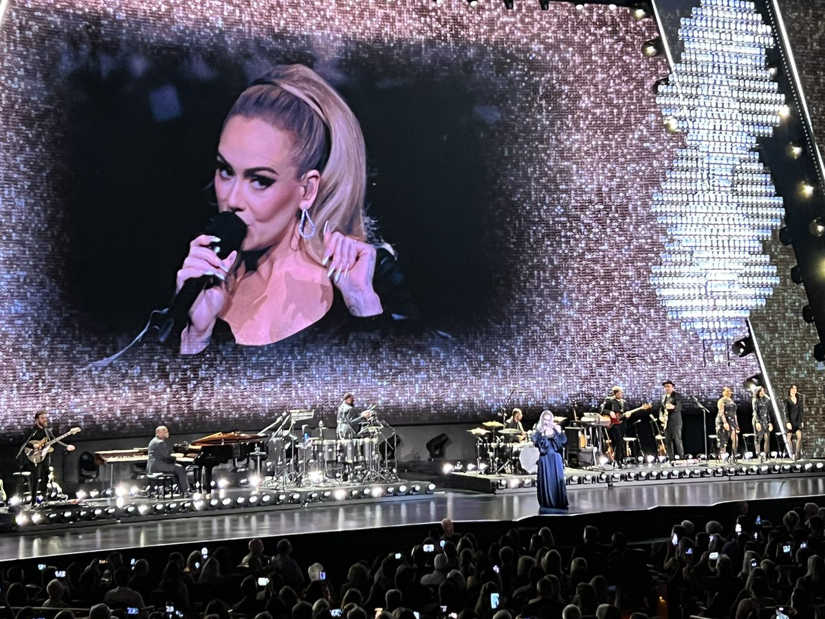 di_milk's tweet photo. My life is complete.  #adele #WeekendsWithAdele https://t.co/9glLa3fWfc