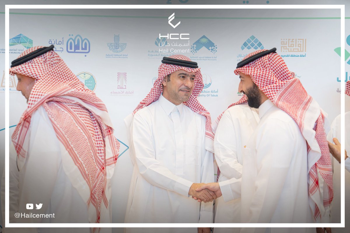 HailCement's tweet photo. معالي وزير الشؤون البلدية والقروية والإسكان @majedhogail يشهد مراسم توقيع اتفاقية #أسمنت_حائل مع #أمانة_منطقة_حائل لتنفيذ مبادرة #حديقة_أسمنت_حائل🌿 ضمن حزمة من المبادرات التي تخدم المجتمع المحلي. 
.
#حائل_تستحق https://t.co/ypVdGDW6y6