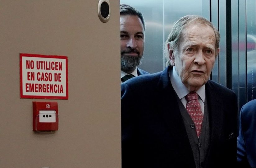 Hay que hacerlo tremendamente mal para que un trepa pedante malvado y sin escrúpulos como Tamames te acabe dando pena.
Hoy este pobre señor ha convertido el Parlamento en una película de Pajares y Esteso, porque decir que esto ha sido berlanguiano sería una falta de respeto. 👇