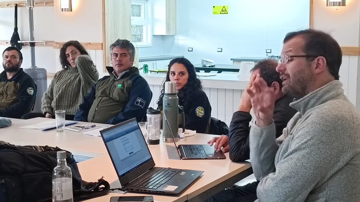 conaf_minagri's tweet photo. 🟢SNASPE Marino | #CONAF encabezó taller de  discusión técnica para establecer lineamientos sobre la administración terrestre y marina en áreas silvestres protegidas de la Patagonia chilena. 

✔️Instancia compartida con repr. de #ProAP, #PEW, Fundación #Omora y @SubpescaCL https://t.co/gRAtLMhkwu