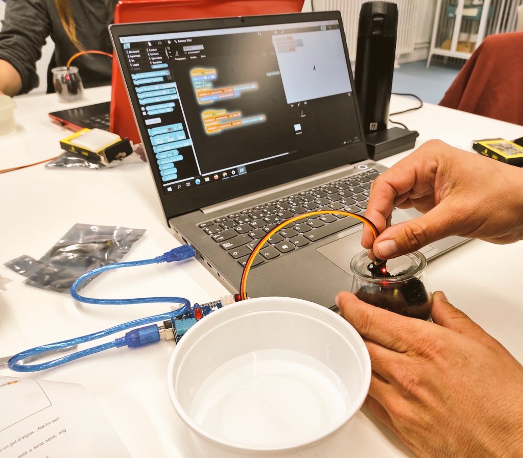 EAnglesola's tweet image. Sessió de guies del #ProgramaFAIG a l'@eseiaat_upc de #Terrassa amb el @SantiFu de @fablabbcn per ajudar-nos a entendre com treballar amb @arduino i saber si les nostres plantes sobreviuran o no. Si és per nosaltres...ens encanten els #cactus! 
#AprenentatgeSignificatiu a seques!