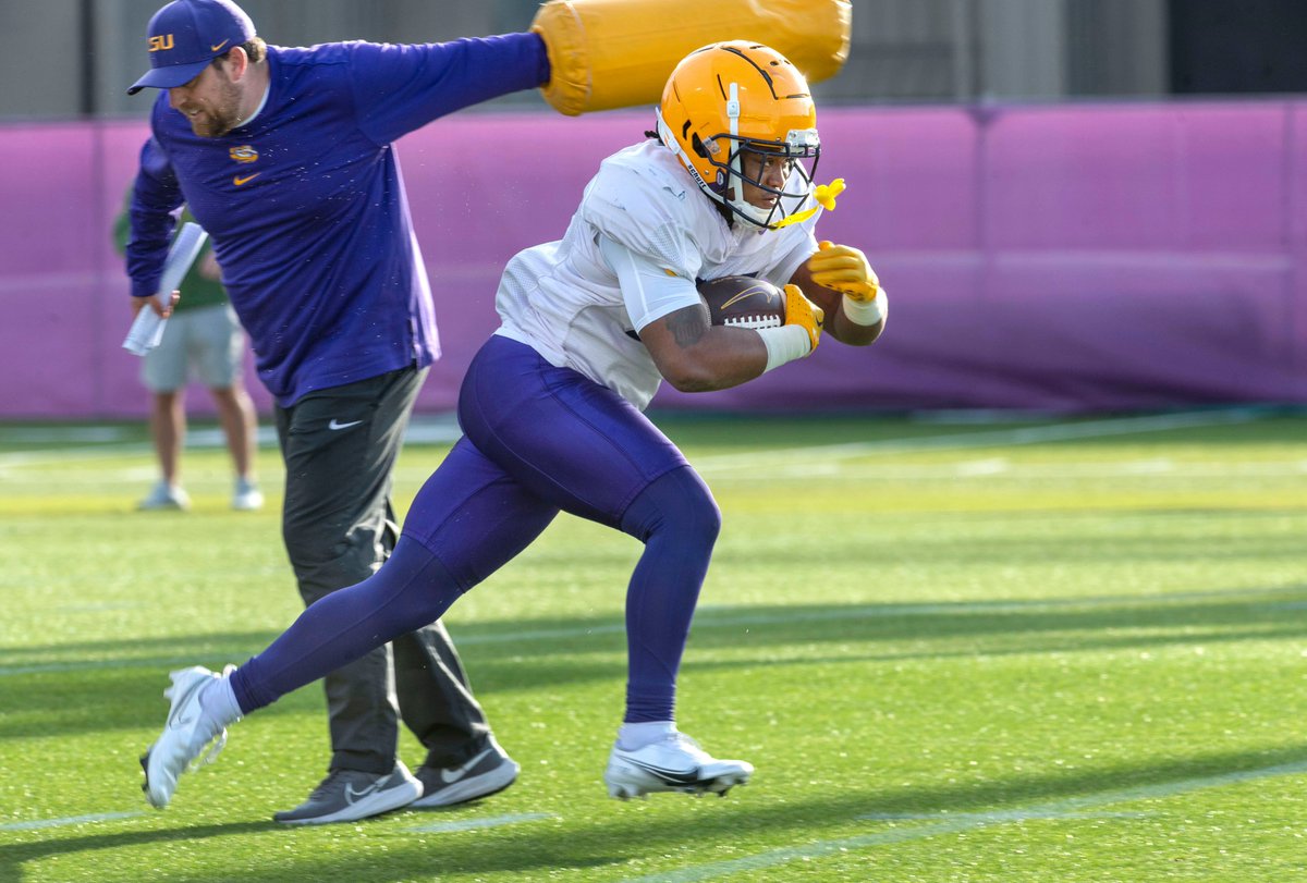 TravSprad's tweet photo. Advocate photos: LSU football players practice for the second time this spring, Tues., March 21, 2023. @theadvocatebr @LSUfootball https://t.co/gXvRzIDawD https://t.co/1rMUl0mwkZ