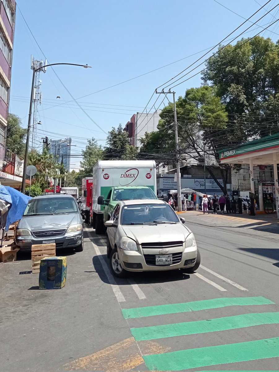 Oye, <a href="/mauriciotabe/">Mauricio Tabe Echartea</a>, de nada sirve pintar unas líneas en el piso y llamarle ciclovía si no se vigila el respeto a la misma. ¿Estas son las obras que vas a presumir en <a href="/LaEscandonMx/">La Escandón</a> <a href="/AlcaldiaMHmx/">Alcaldía Miguel Hidalgo</a>?
cc. <a href="/UCS_GCDMX/">Unidad de Contacto del Secretario SSC CDMX</a> <a href="/OlaMHmx/">Servicios Urbanos MH</a>