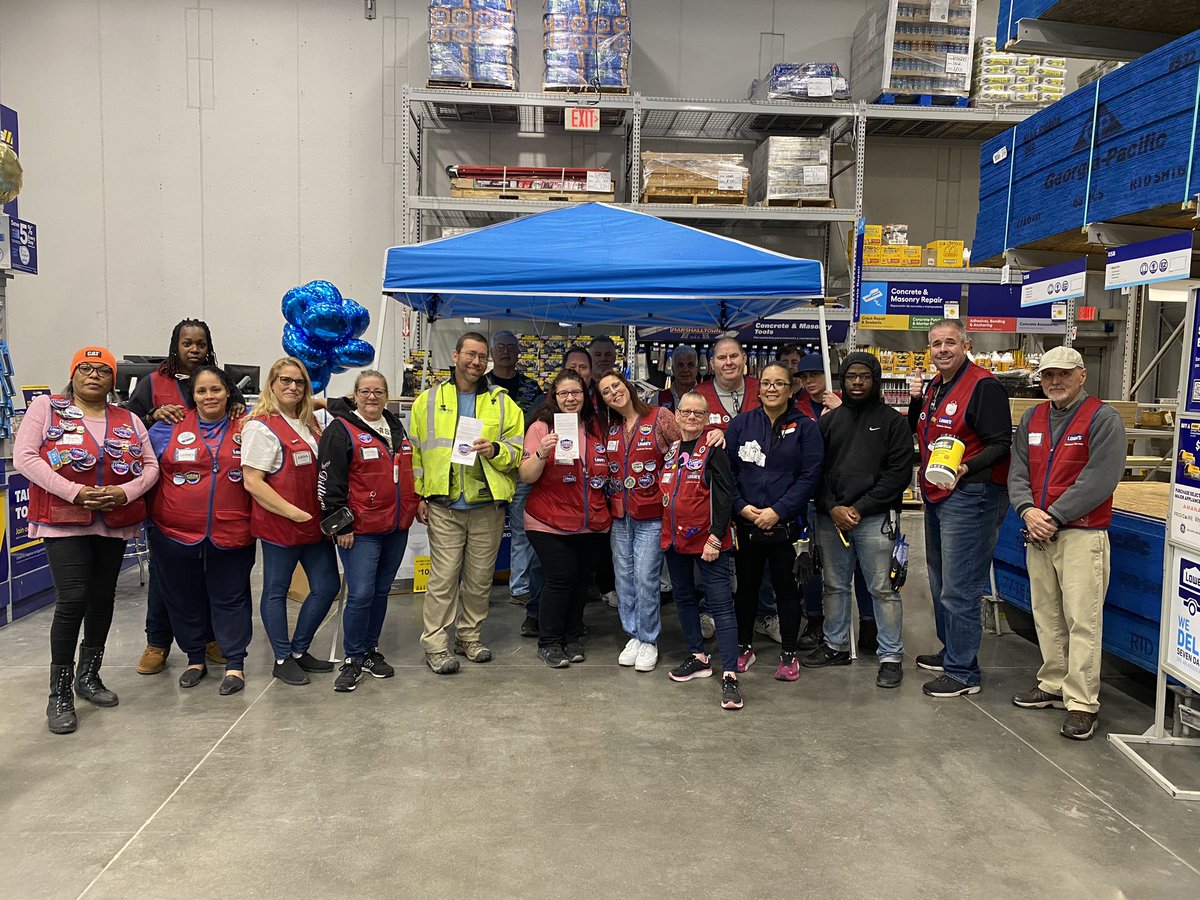 Today at the FARMINGDALE Lowe’s we had our pro mvp Huddle and recognized Chris our pro loader for SMART pro service and our cashier Jen with a 100% scan rate last week #prohungry #mvptotalstoreeffort <a href="/l_abbatecola/">Laura Abbatecola</a> <a href="/erick_marrero11/">Erick Marrero</a> @SharmaDMIS <a href="/TweetUsR30/">TweetUsR30</a>