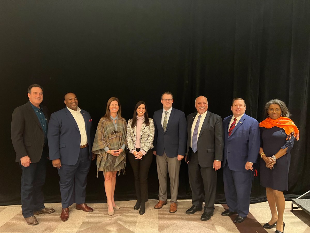 PamelaEvette's tweet photo. Always enjoy the opportunity to spend time w/ my fellow Republican LGs & brag on the amazing things happening in SC. We're proud to be a pro-business state w/ recent investments, ongoing commitment to #workforce development & continued support for school choice. #SCWinning @RSLC https://t.co/bXwBCPET5J