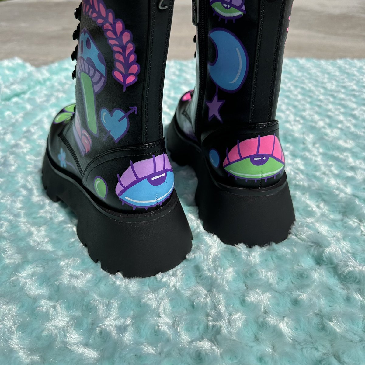 custom hand painted boots for my client 💅🎨