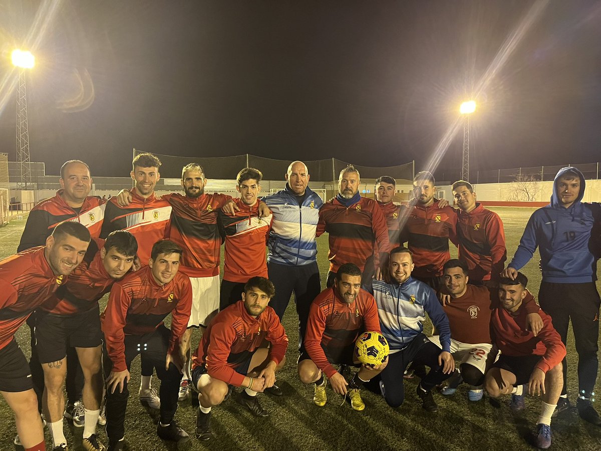 Después de su Hattrick Miguel recibía esta noche en el entrenamiento un regalo del club.
Balón firmado por toda la plantilla, cuerpo técnico y directiva. Enhorabuena y a seguir con la racha!!!💪🏽💪🏽💪🏽
