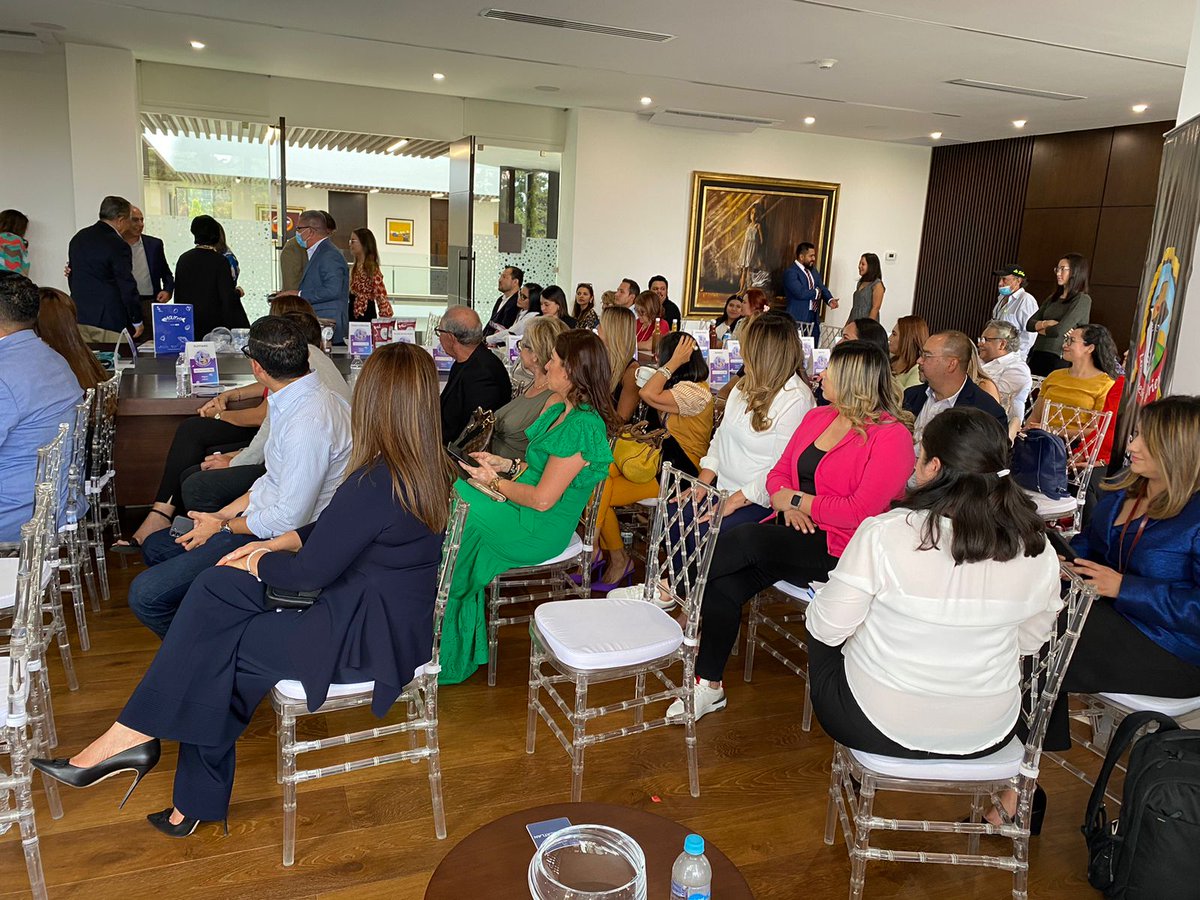 La <a href="/USAIDES/">USAID/El Salvador</a> y <a href="/COEXPORT/">COEXPORT El Salvador</a> realizaron el foro: "mujeres liderando franquicias", con el propósito de brindar un reconocimiento especial a las mujeres que han impulsado el liderazgo de 21 franquicias.

Vía <a href="/santiagohndztv/">Santiago Hernández</a>
