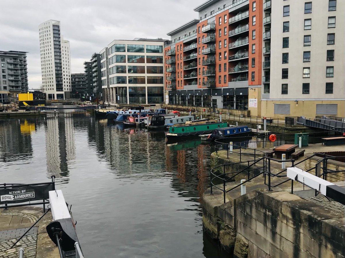 elizabethduff2's tweet photo. After 2 days of busy learning &amp; debate at #MatNeoSummit, pleasant to stroll along the #Leeds waterways &amp; admire the colourful vessels &amp; medley of canal-side structures ⁦@CanalRiverTrust⁩ https://t.co/zDW3DQpVg1