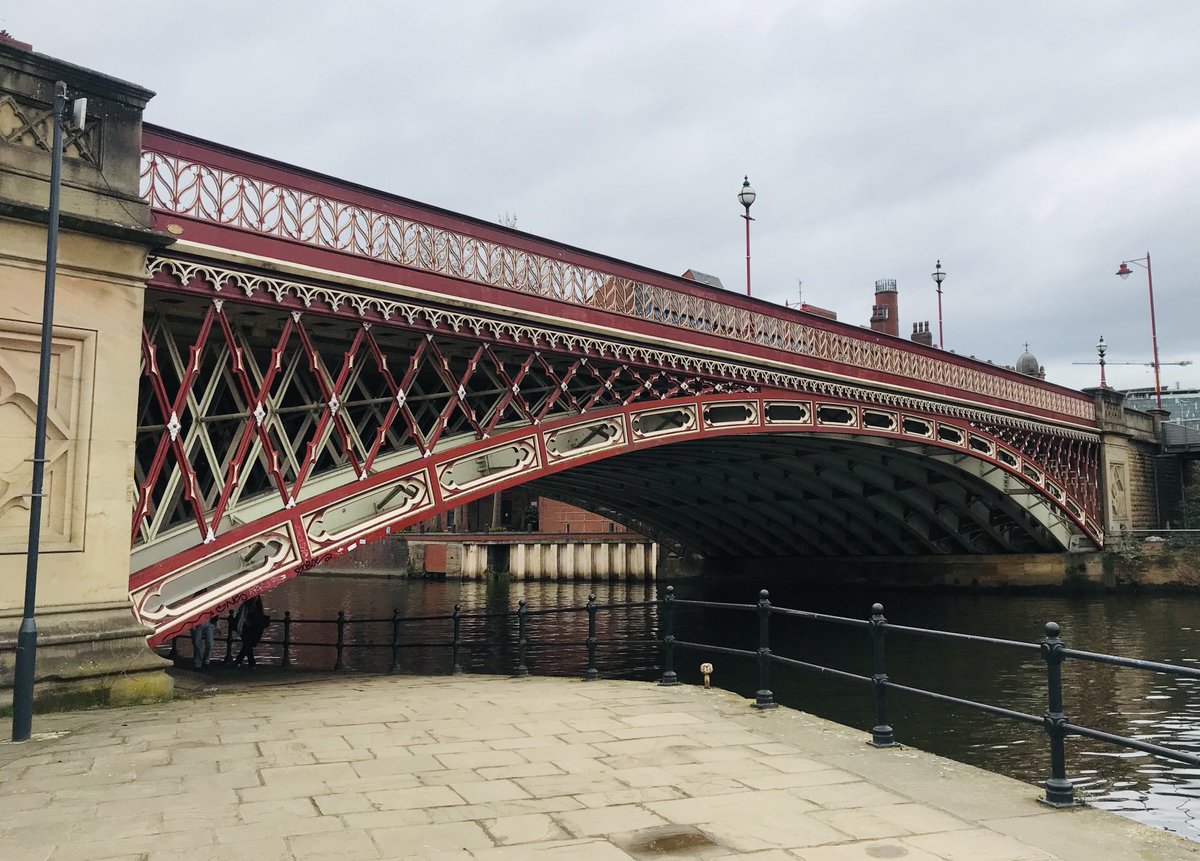 elizabethduff2's tweet photo. After 2 days of busy learning &amp; debate at #MatNeoSummit, pleasant to stroll along the #Leeds waterways &amp; admire the colourful vessels &amp; medley of canal-side structures ⁦@CanalRiverTrust⁩ https://t.co/zDW3DQpVg1