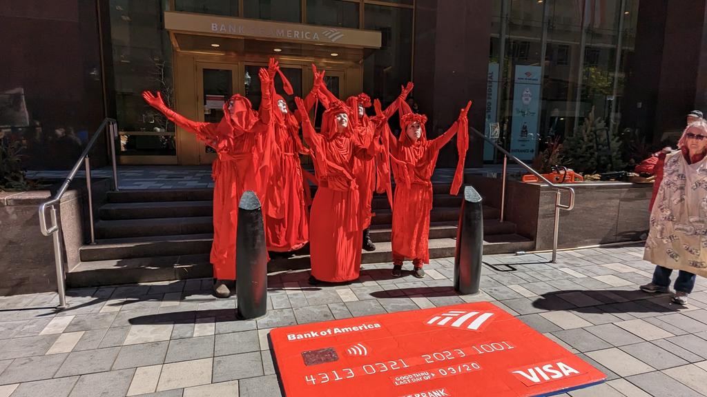 carolyncbarthel's tweet photo. A moment of silence as we contemplate all the climate destruction by @BankofAmerica @Citi @Chase @WellsFargo thru their #fossilfuel projects! #Breakupwithbadbanks @350Mass @MOF_Mass @ThirdActOrg https://t.co/P3UuThWZ3d