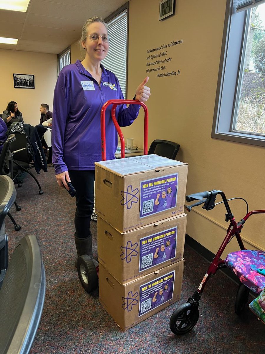 SEIULocal503's tweet photo. Homecare bargaining team members presented a bargaining support petition to the State Bargaining team. The petition, signed by nearly 7000 in-home care providers and allies, makes the point loud and clear. It's time to take care of those who take care of us! #driveto25 #1u https://t.co/GgTykRZRck