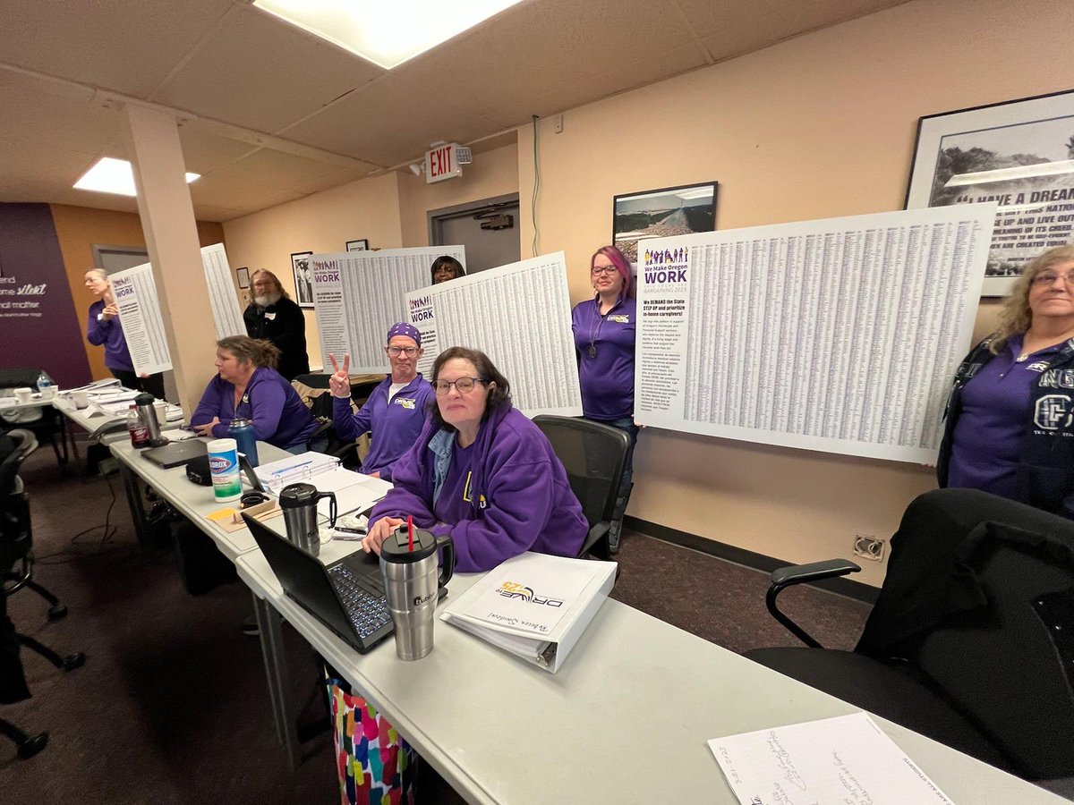 SEIULocal503's tweet photo. Homecare bargaining team members presented a bargaining support petition to the State Bargaining team. The petition, signed by nearly 7000 in-home care providers and allies, makes the point loud and clear. It's time to take care of those who take care of us! #driveto25 #1u https://t.co/GgTykRZRck