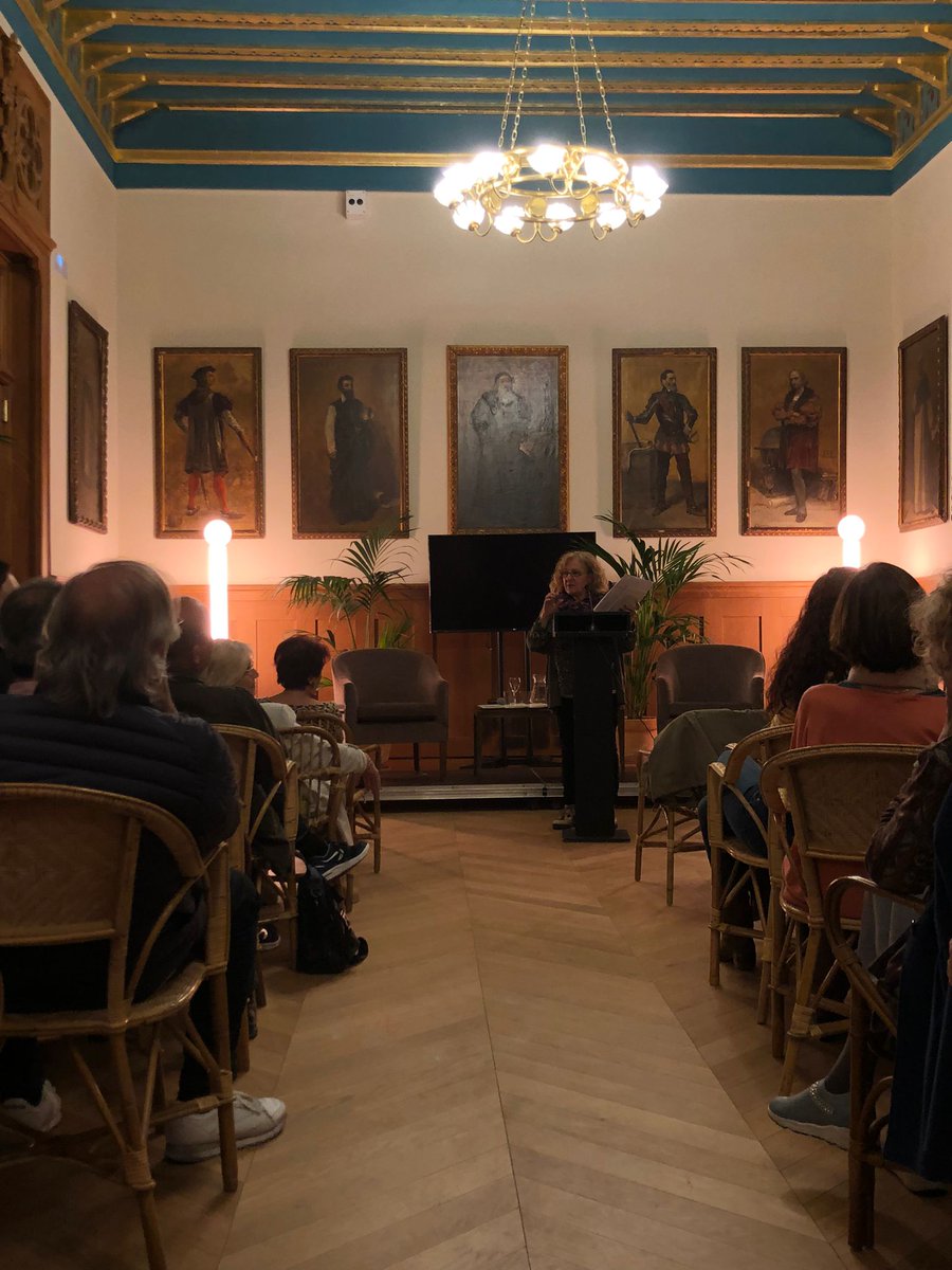 ateneodemadrid's tweet photo. ¡Viva la poesía!. #Díadelapoesía en el Ateneo con #Rayoazul colección que reúne a jóvenes y veteranos poetas ."La poesía es eso que necesitamos y nos falta. ¿Te imaginas un mundo sin poesía?" @jmlucia @RayoAzulPoesia https://t.co/ZcKsD0QWJk