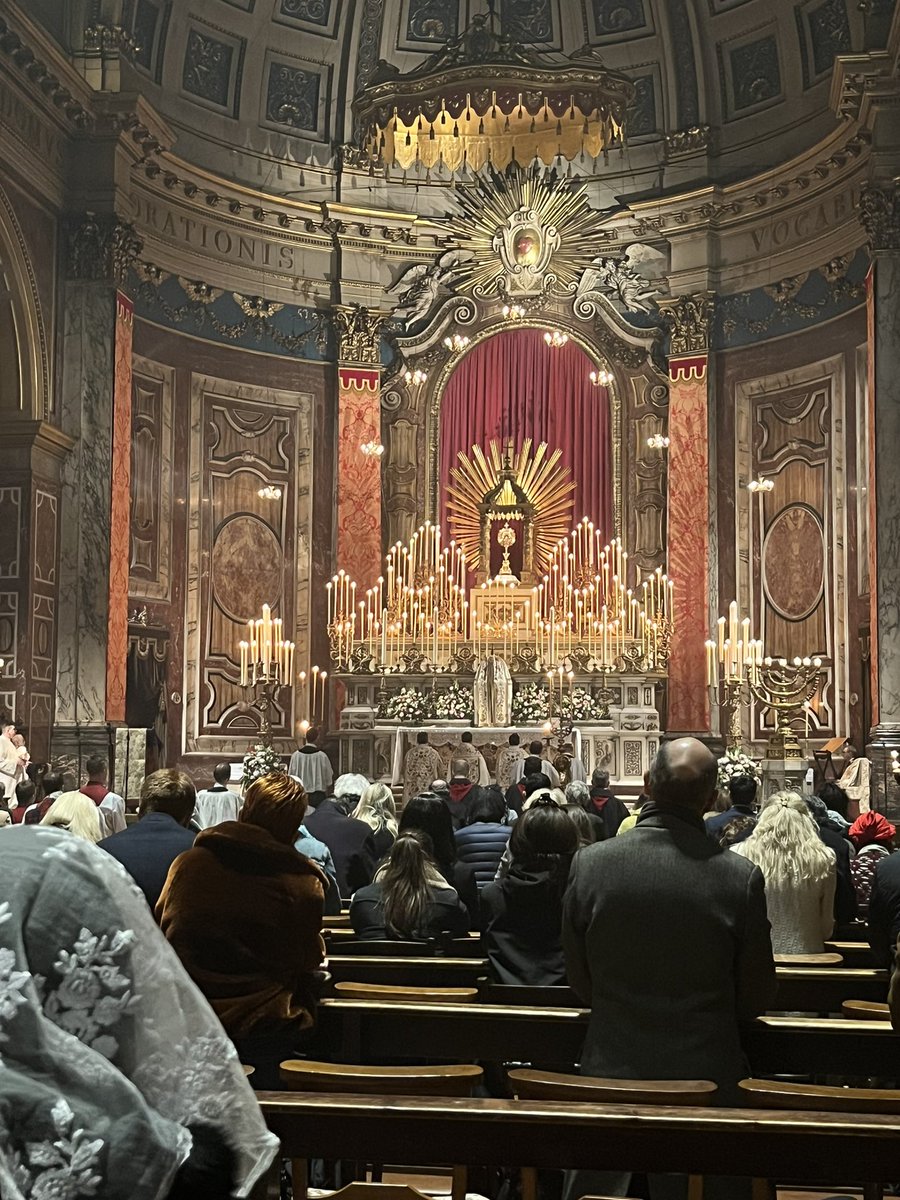 MrJohnAburn's tweet photo. Blessed be Jesus in the Most Holy Sacrament of the Altar! #Catholic #QuarantOre #Lent @LondonOrat https://t.co/lfCUxdh3QN