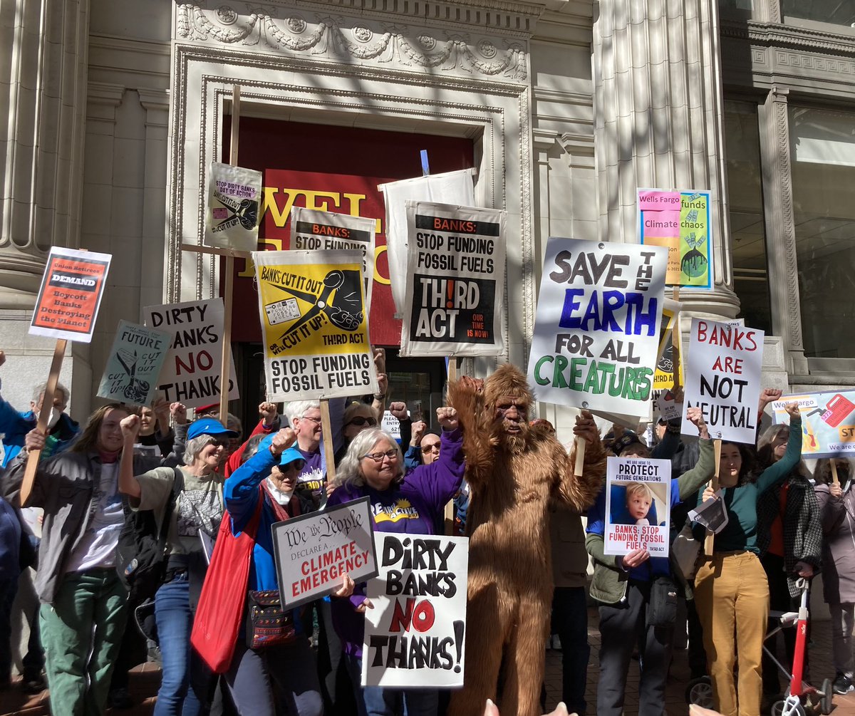 StopMoneyPipe's tweet photo. Portland really showed up today. Even Bigfoot came all the way out from the the forest to tell dirty banks: Stop financing fossil fuels! @ThirdActOrg @OregonThirdAct @Chase @WellsFargo @Citibank @BankofAmerica #StopDirtyBanks #ActonClimate #32123 https://t.co/EeEs0HFKwV
