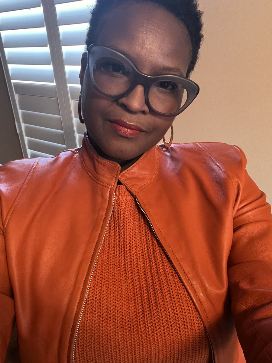 swdelta7's tweet image. Fully committed to orange today #OrangeLips #OrangeSweater #OrangeJacket