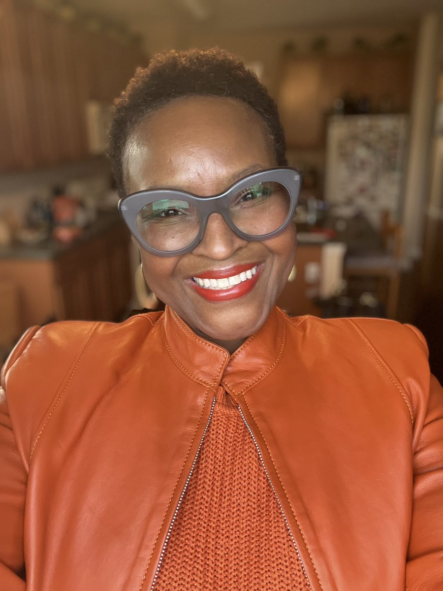 swdelta7's tweet image. Fully committed to orange today #OrangeLips #OrangeSweater #OrangeJacket