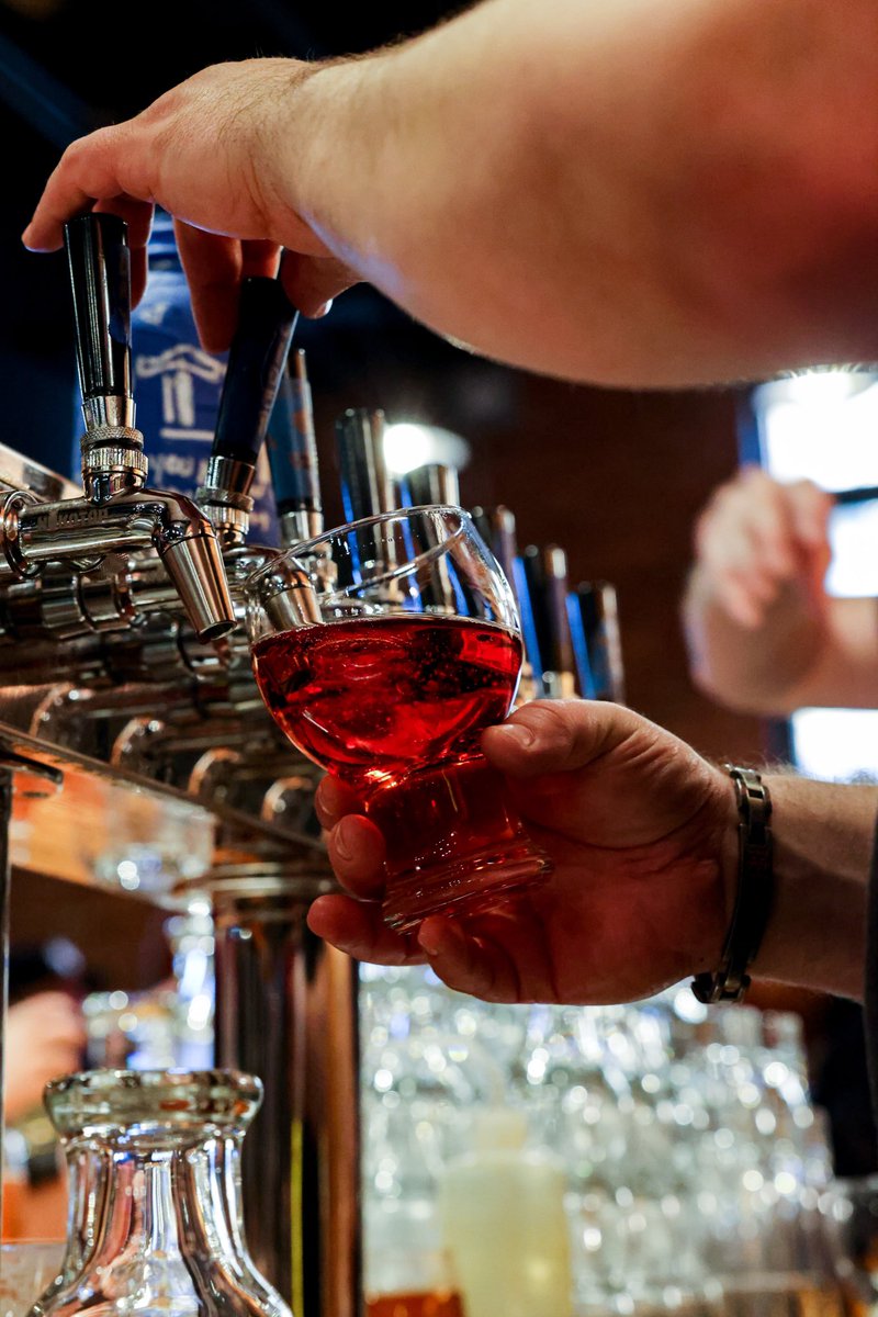 rugbynewyork's tweet image. One of the great things about rugby is you compete for an intense 80 minutes out on the field and then come together to enjoy a drink straight after. 🏉🤝🍻 

@AltMedBeer #TryLocal #MLR2023