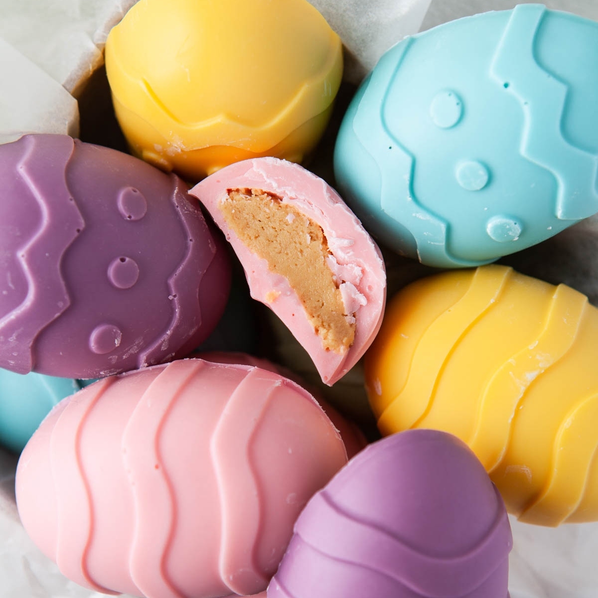 Better than anything from a store and fun to make with any kind or color of chocolate you like, these homemade Peanut Butter Eggs have a perfectly creamy filling!
RECIPE: cupcakesandkalechips.com/peanut-butter-…