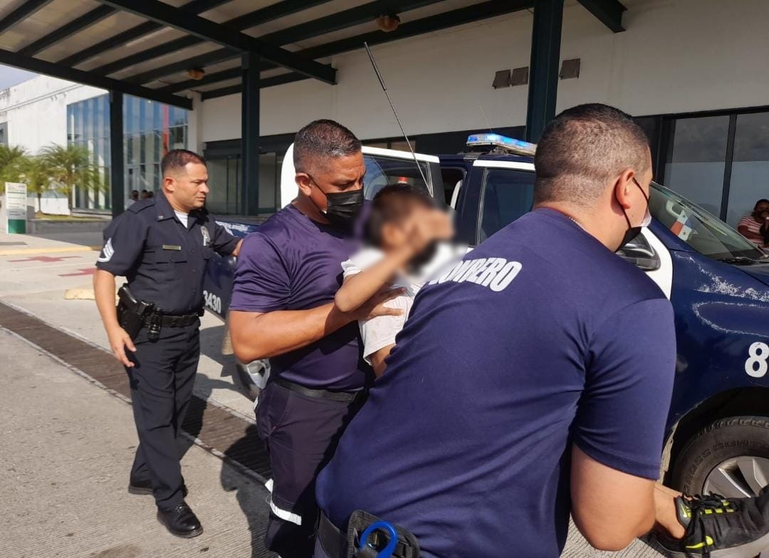 #Veraguas | Nuestras unidades policiales junto a miembros del <a href="/BCBRP/">Bomberos De Panamá</a> trasladan desde el distrito de Montijo, hacia el hospital Chicho Fábrega, a un menor de edad, quien accidentalmente resultó herido con un arpón de pescar en el muslo derecho.