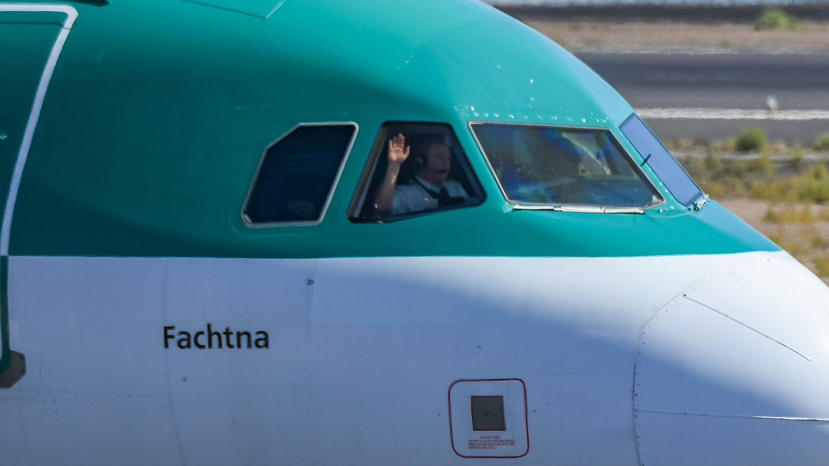 0161aviation's tweet photo. “Give us a wave” 👋
The F/o of @AerLingus flight EI887 to @CorkAirport gives some recognition to us guys melting on the mound at Cesar Manrique Airport #Lanzarote ✈️
🗓️ 11/3/23
#wave #avgeeks #pilolife #Airplane #airbusa320 #Airport #aviationphotography #Airbus #travel #flight https://t.co/mkwVNkhDlE