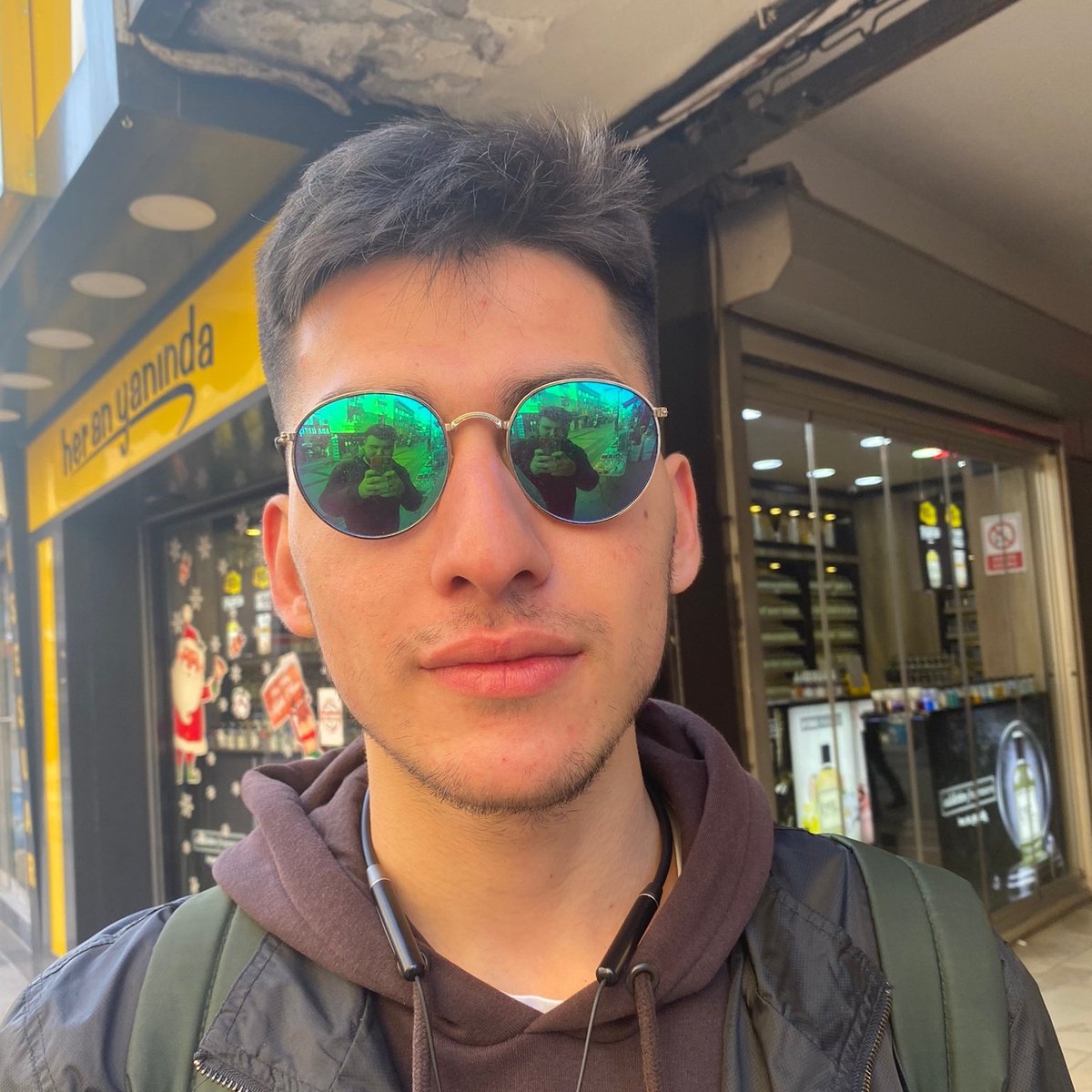 brkozdmr2's tweet photo. Bir reddit kullanıcısı yapay zeka ile herşeyi en ince detayına kadar düşünen psikolojisi var gibi gözüküp olmayan hala dünyada bi beklenti arayan gözlüklü insan modelini oluşturdu https://t.co/ei0GqDDAqE